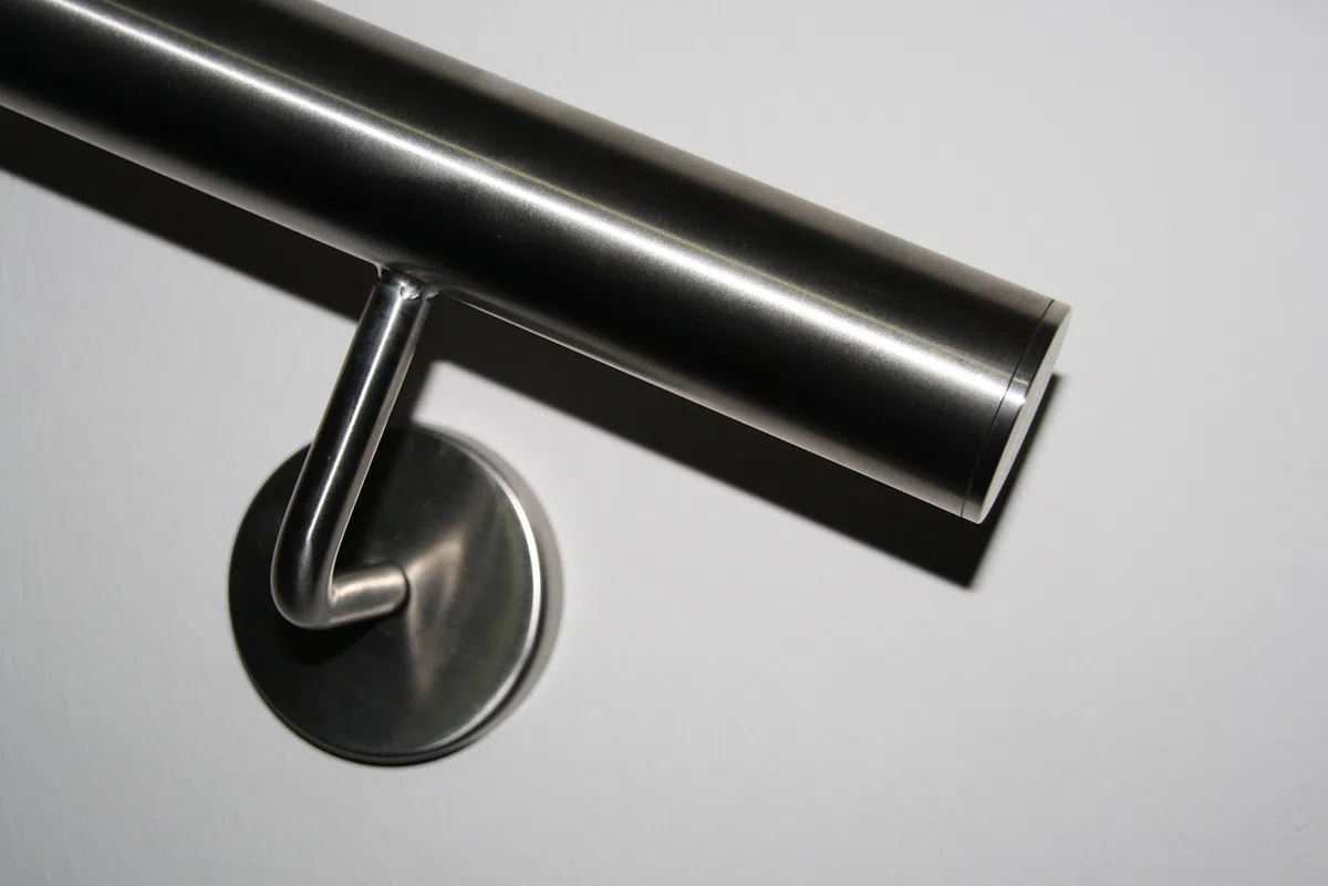 Main Courante en acier inoxydable (AISI 304) poli Diametre 42,4mm - Embouts droîtes - Avec des supports soudés - Longueur: 1500 mm