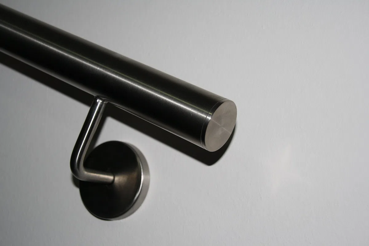 Main Courante en acier inoxydable (AISI 304) poli Diametre 42,4mm - Embouts droîtes - Avec des supports soudés - Longueur: 1500 mm