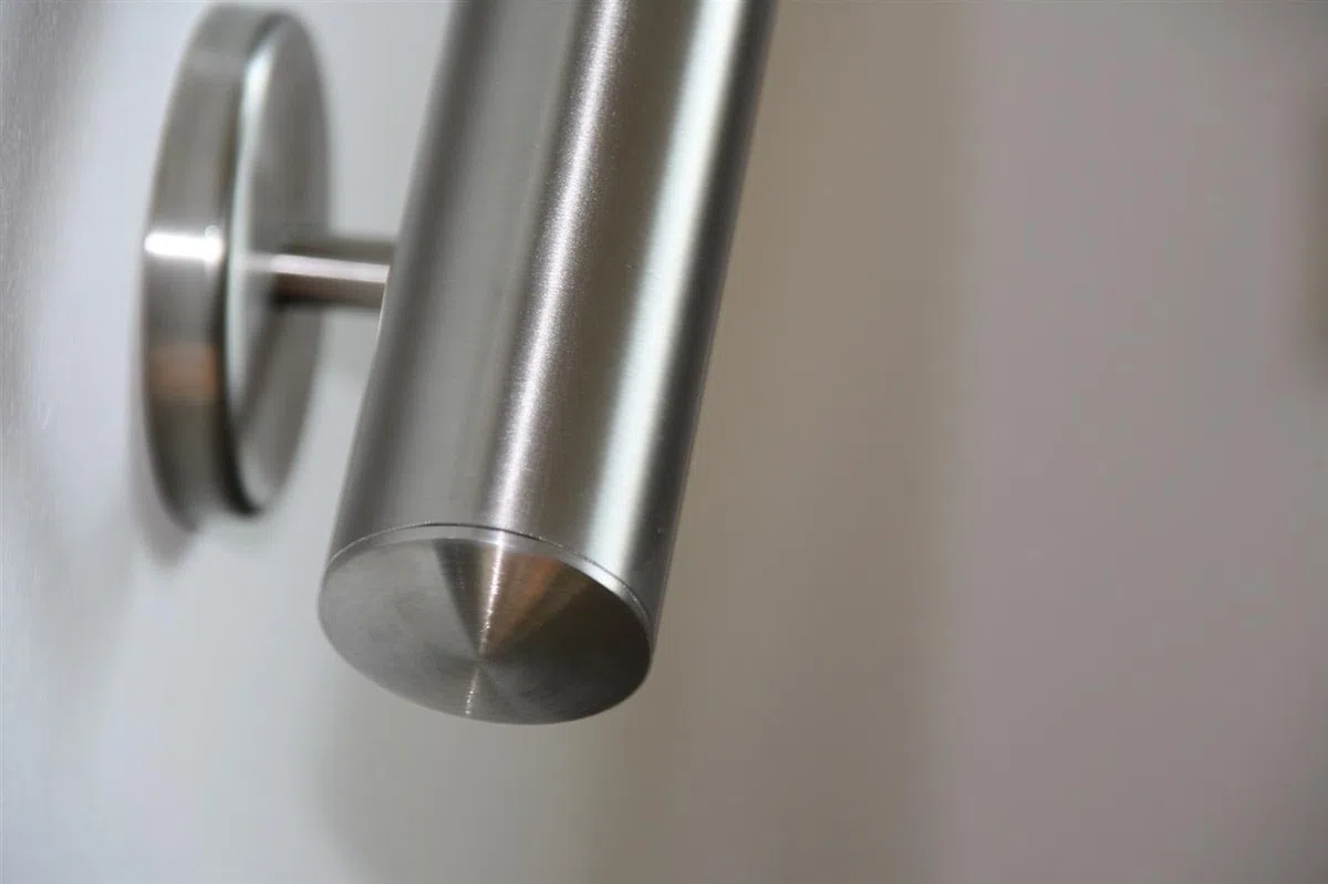 Main Courante en acier inoxydable (AISI 304) poli Diametre 42,4mm - Embouts droîtes - Avec des supports soudés - Longueur: 1500 mm