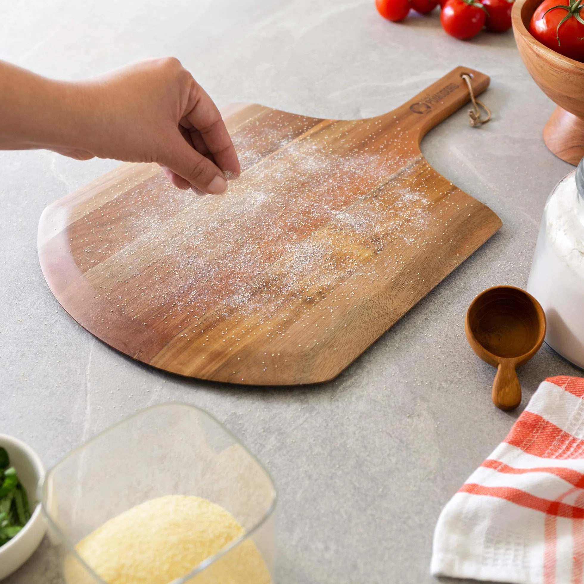 Chef Pomodoro | Pelle à Pizza en Bois d'Acacia Léger (30 cm), Pelle Pizza, Planche à Pizza de Preparation et Lancement de Pizza et Pain faits Maison, Accessoire pizza convient au Four