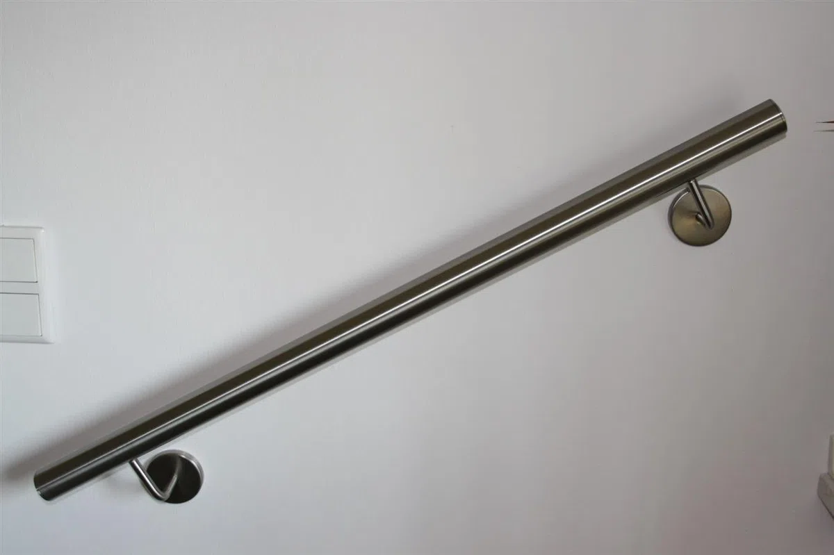 Main Courante en acier inoxydable (AISI 304) poli Diametre 42,4mm - Embouts droîtes - Avec des supports soudés - Longueur: 1500 mm